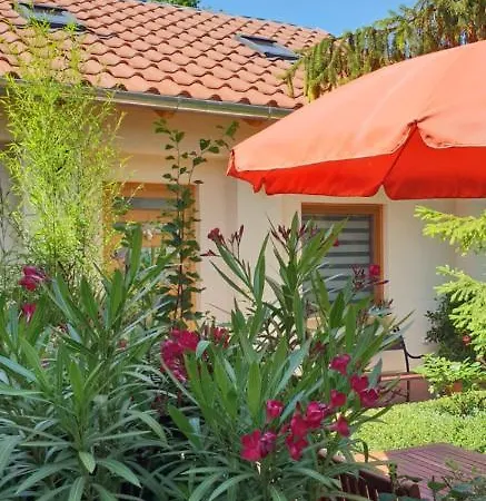 Fuered Deluxe Garden Apartment